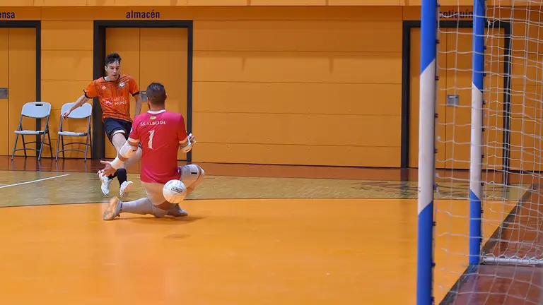 Javier Hidalgo consigue el empate a tres con este disparo ajustado al palo largo