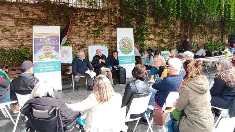 Fernando Arm&eacute;ndariz y Javier Aisa ante el p&uacute;blico asistente