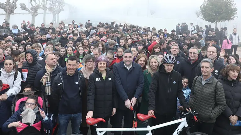 La consejera Esnaola con los y las participantes en la jornada, que posaron en una foto de grupo