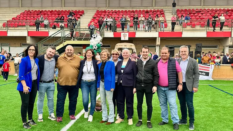 Nuevo c&eacute;sped campo de f&uacute;tbol Castej&oacute;n pol&iacute;ticos