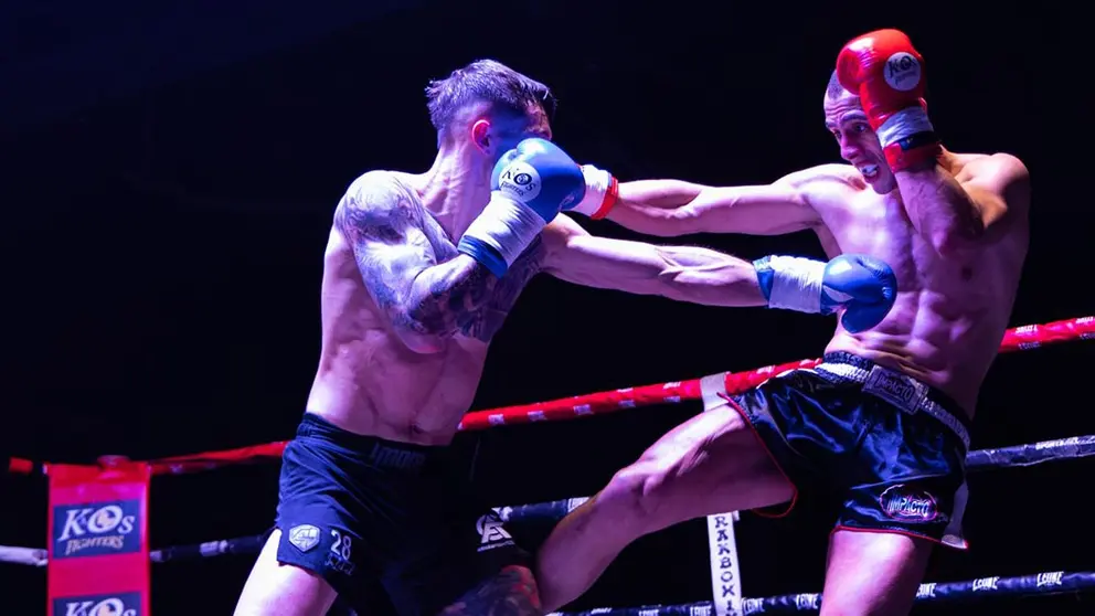 El p&uacute;gil natural de Caparroso, Edgar Teixeira Rivas, en un combate anterior con sus guantes rojos