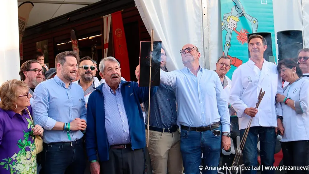 Enrique y Jaime Castel-Ruiz lanzan el cohete junto a su familia, acompa&ntilde;ados por Celes Sebasti&aacute;n y el alcalde Alejandro Toquero, en el inicio de las Fiestas de la Verdura de Tudela
