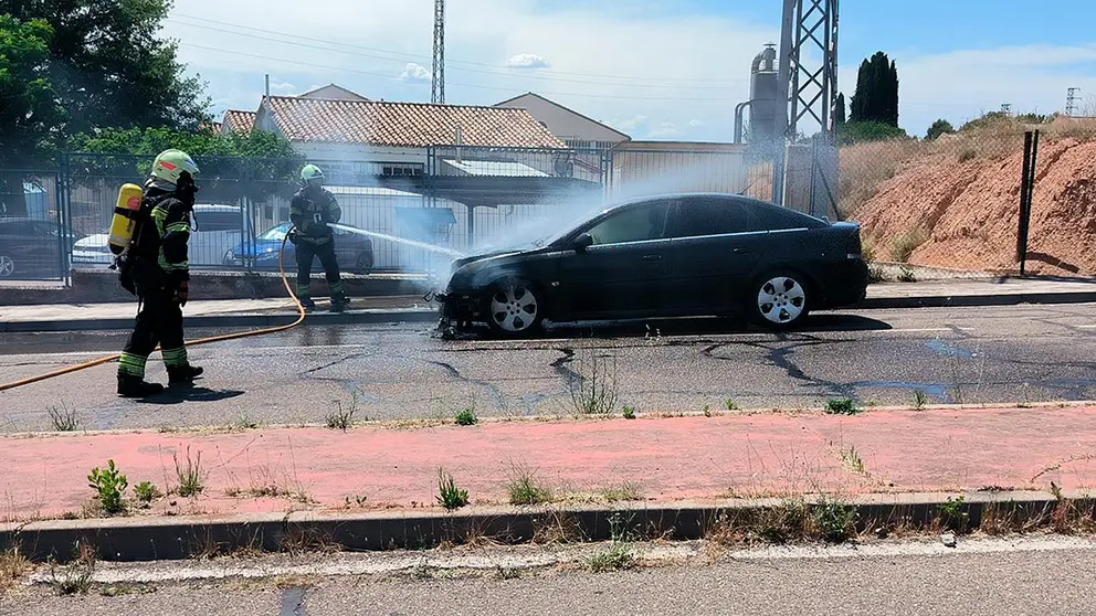 Incendio de un turismo en el Pol&iacute;gono Industrial Municipal de Tudela durante la intervenci&oacute;n de los servicios de emergencia