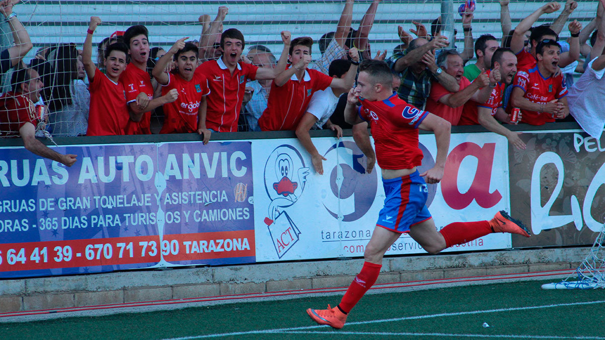 Sergio Escuder celebra un gol al Unión Adarve