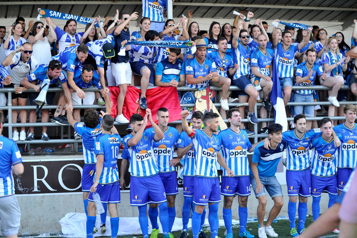 Los jugadores del Cirbonero, con su afición