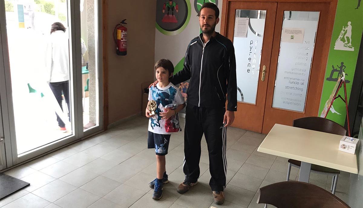 Samuel recogiendo su trofeo