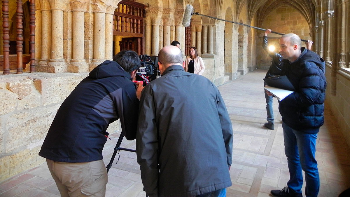 grabando-Sra-Presidenta-junto-a-la-sala-capitular