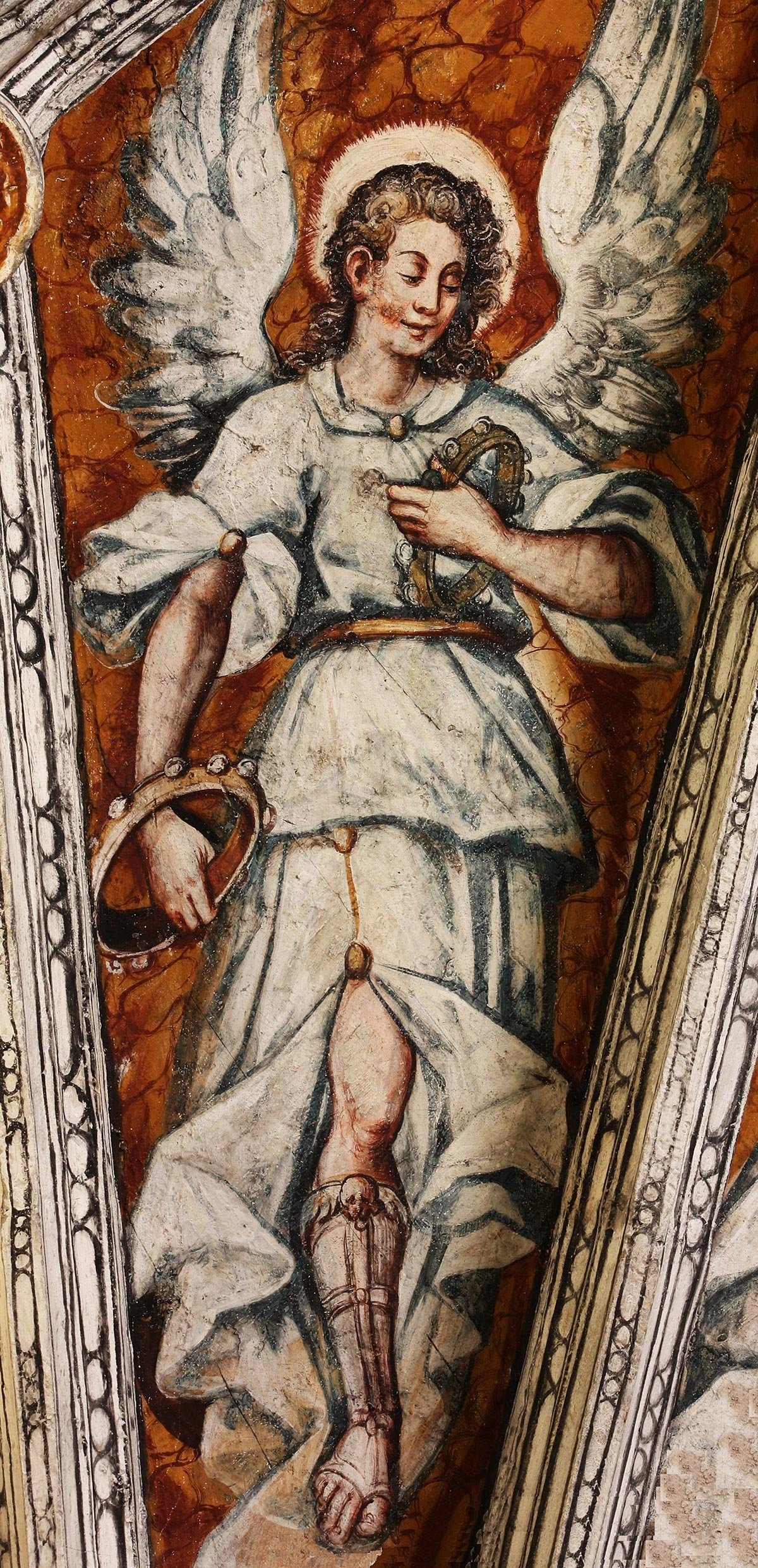 Ángel con aros de cascabeles