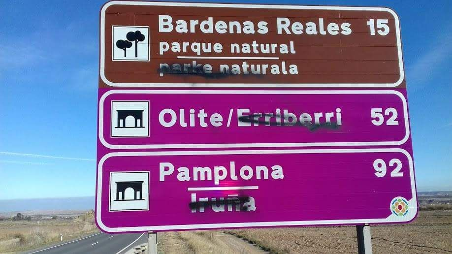 Aparecen tachados los nombres en euskera en varios paneles informativos