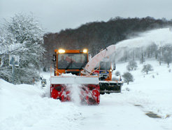 Máquina de nieves trabajando