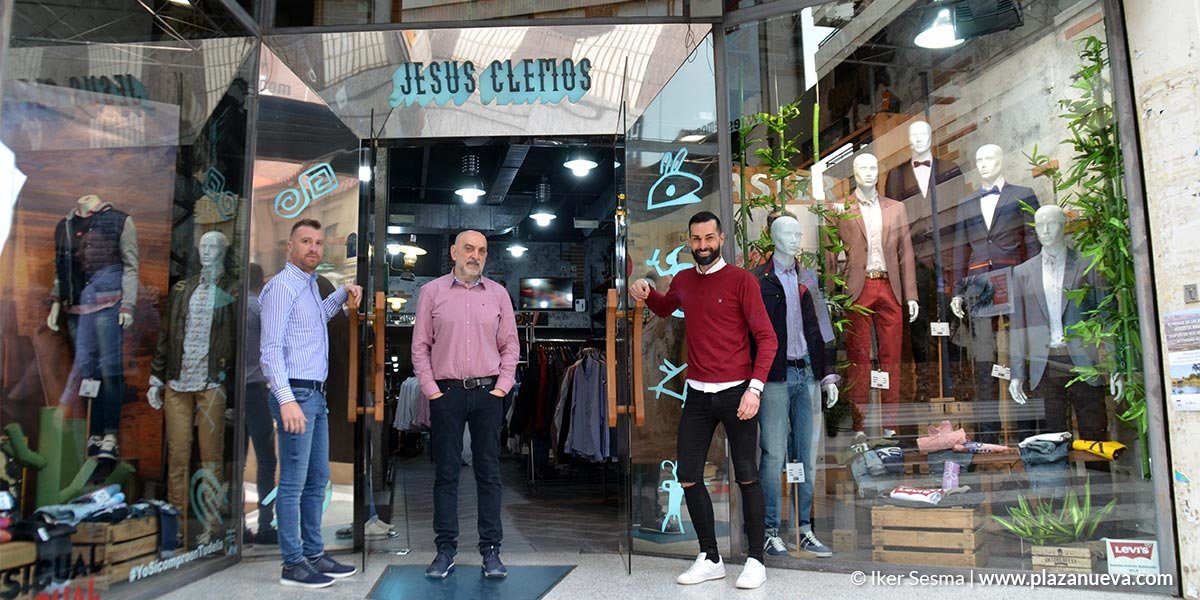 ‘Jesús Clemos’ en la Plaza Sancho El Fuerte es la tienda más antigua de las tres y está centrada exclusivamente en la moda masculina desde los 14 años