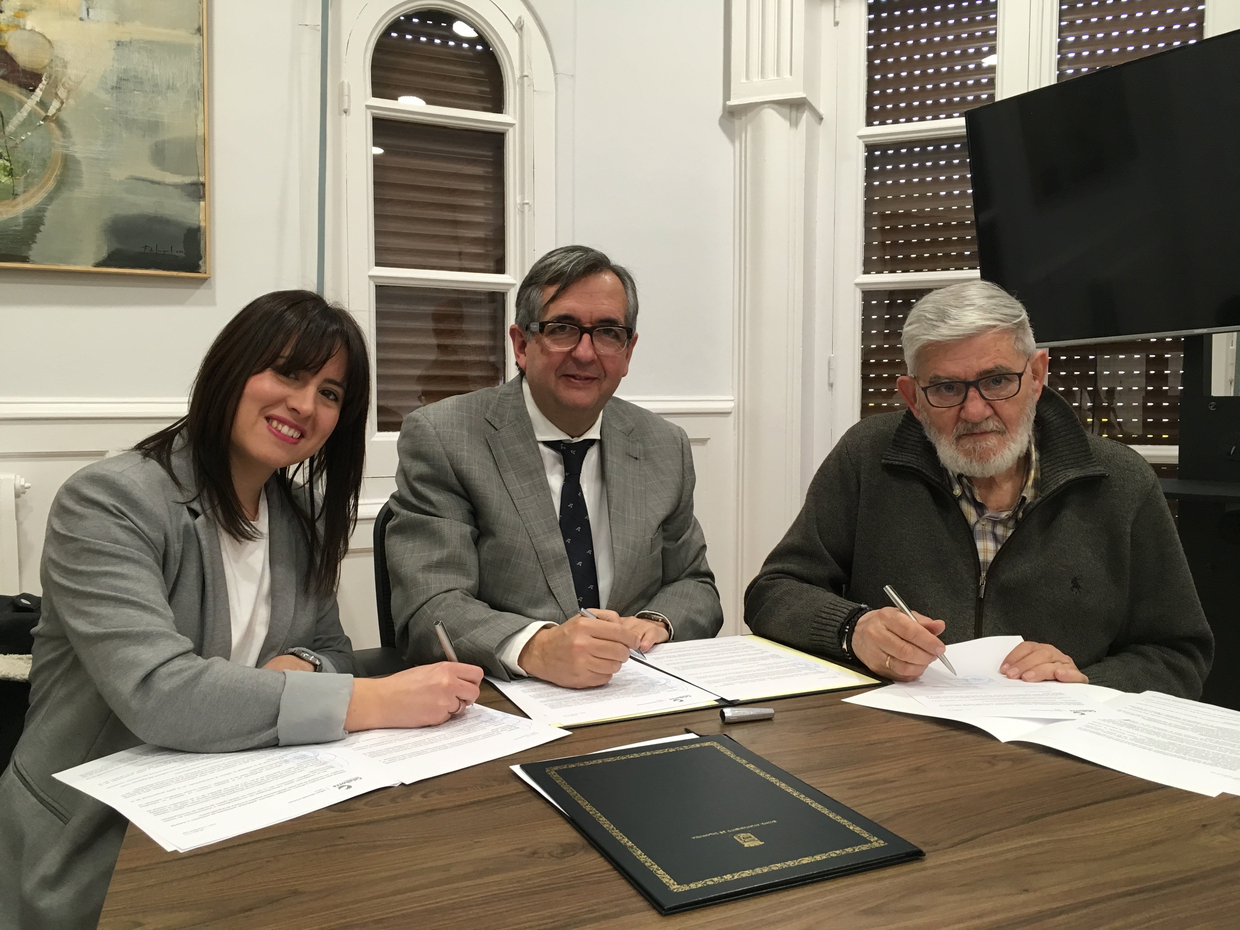 Reyes Pérez (Paso Viviente), el alcalde de Calahorra Luis Martínez-Portillo y José Joaquín Catalán (Cofradía de la Vera Cruz) en la firma del convenio.