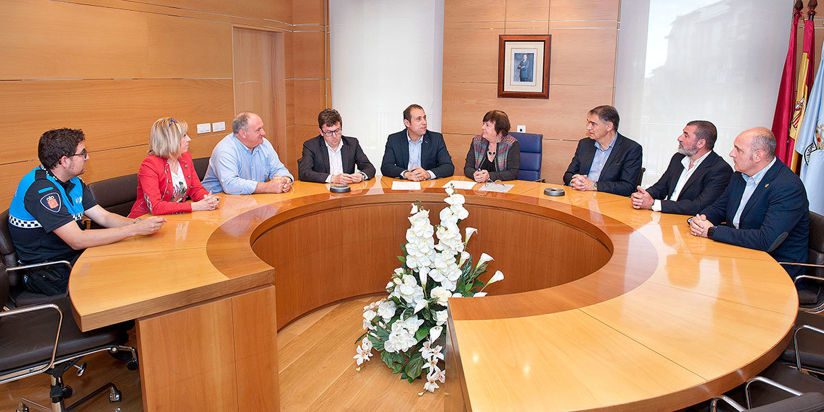 La consejera Beaumont y el director general de Interior, con alcalde y representantes del Ayuntamiento de Cascante