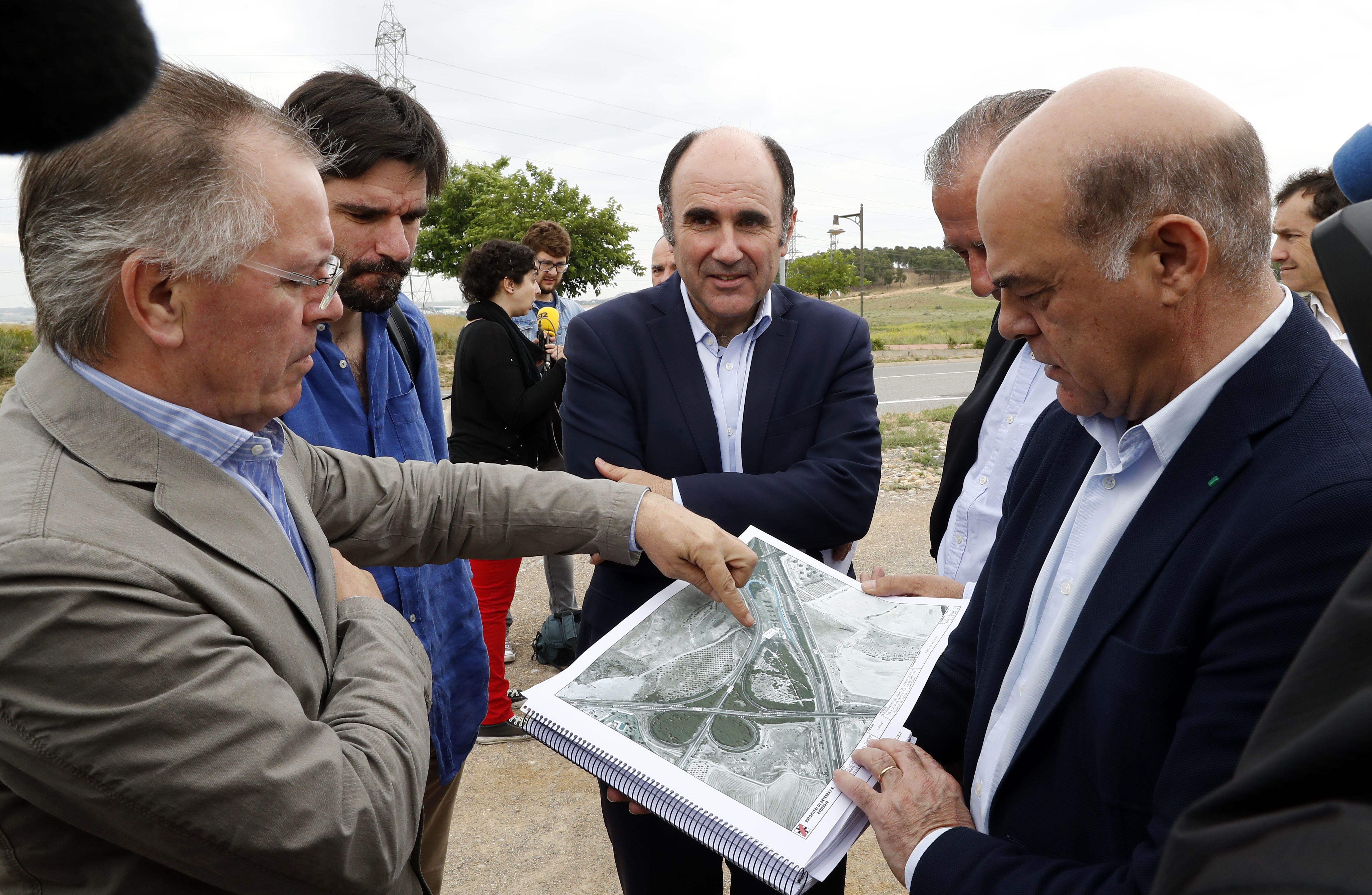 Autoridades, con el mapa de la zona en la que se han realizado las actuaciones
