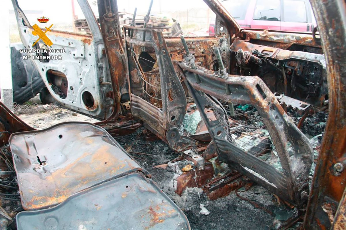 Así quedó el coche incendiado