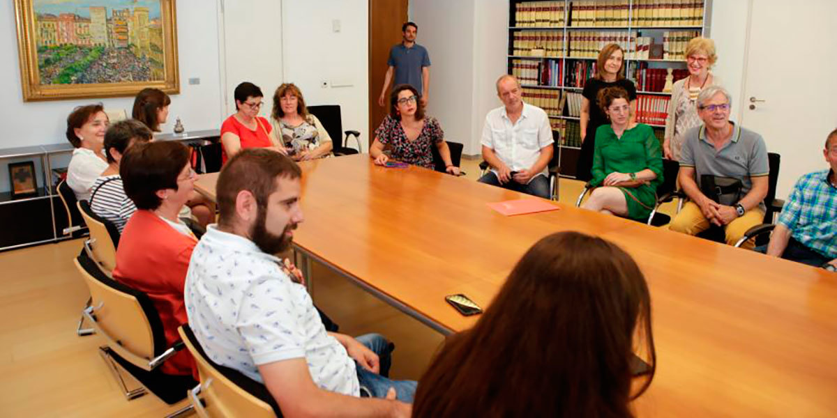 La presidenta del Parlamento se ha reunido posteriormente con la delegación de Villafranca