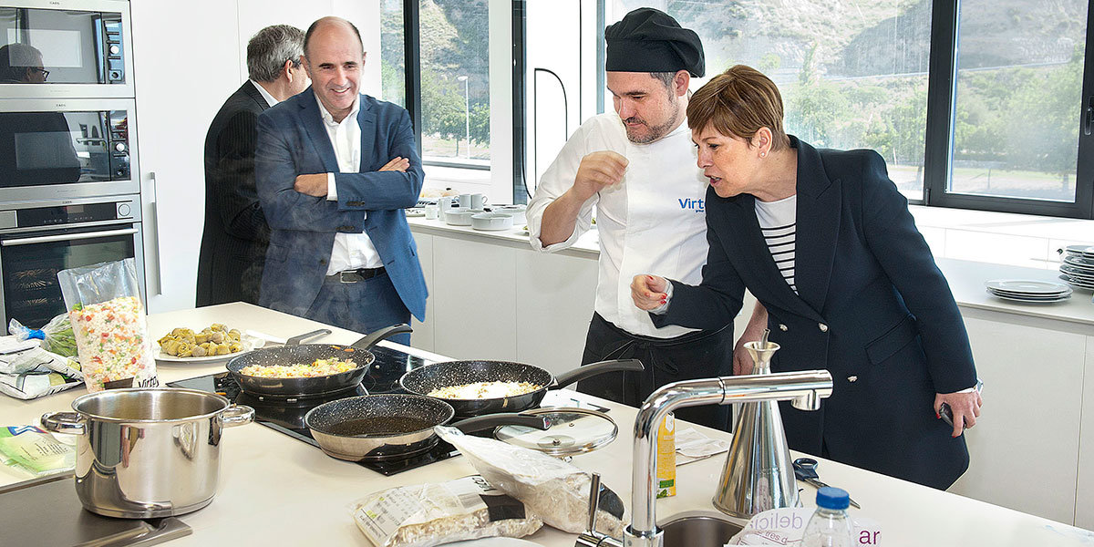 La presidenta Barkos y el vicepresidente Ayerdi, en la cocina de pruebas de la empresa