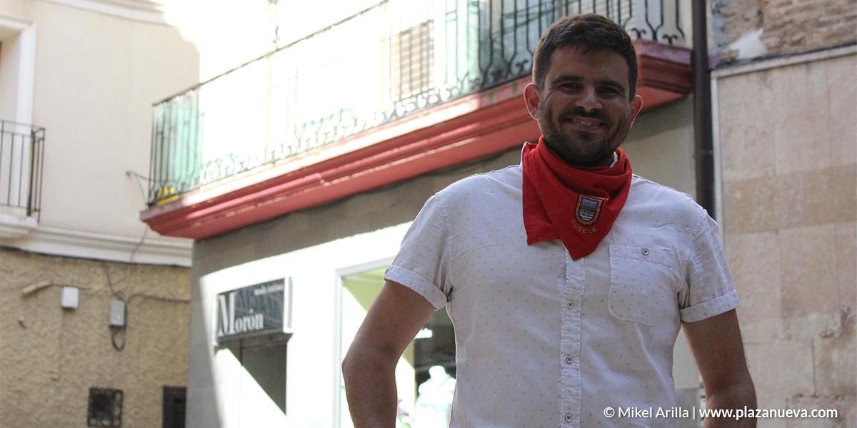 Abel del Rey, junto al balcón de Carnicerías donde canta