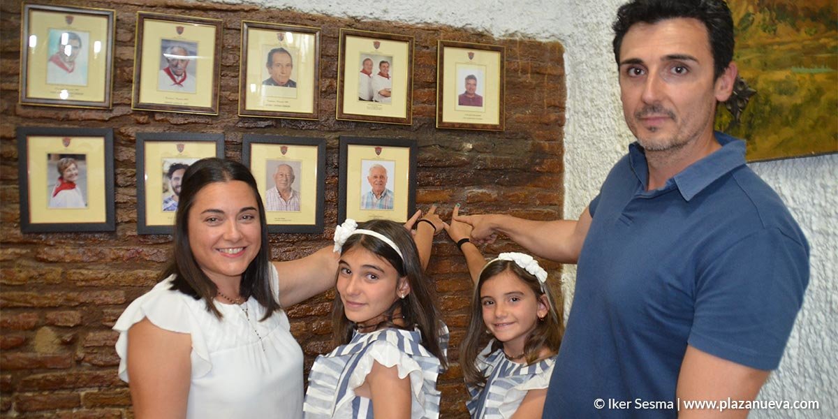 María Herrera con su familia señalan el lugar que ocupará