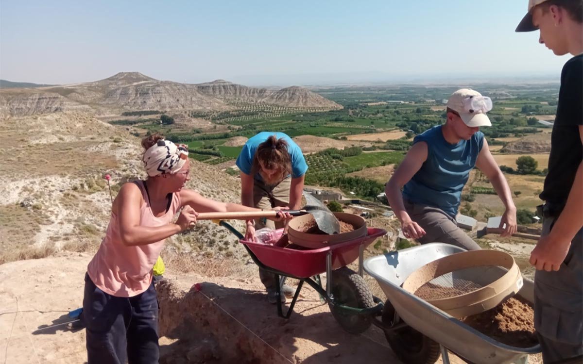 Cribado del sedimento en la excavación de Bursau