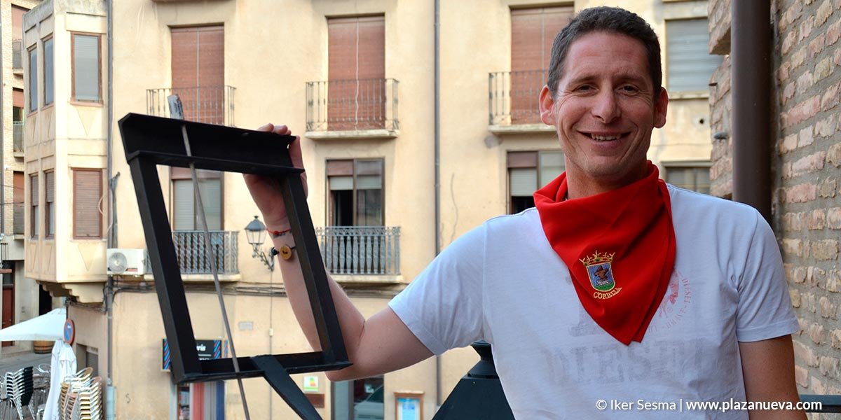 Javier Arellano junto al cohete