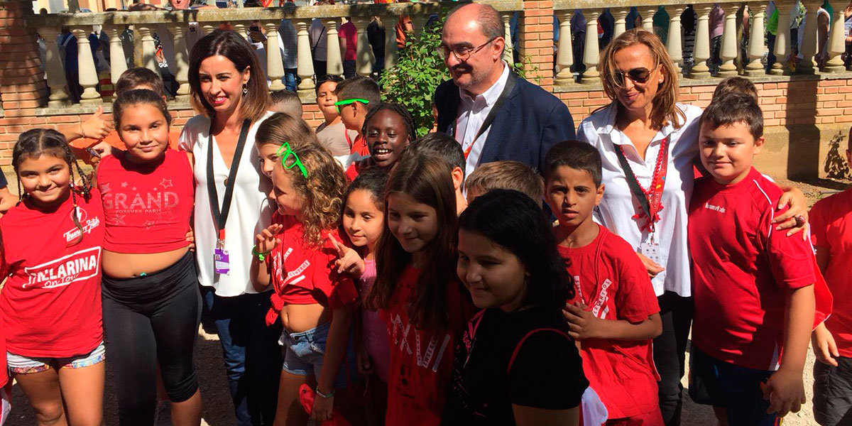 Los niños animan a los corredores en la salida desde Ejea de La Vuelta 2018