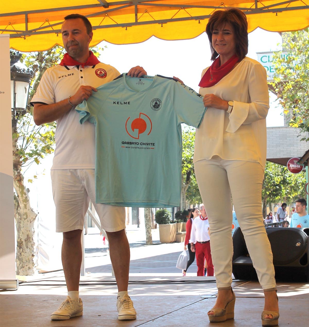 Raúl Pérez, presidente del Club Cintruénigo Fútbol sala y Marta Garbayo representante de Construcciones Garbayo Chivite