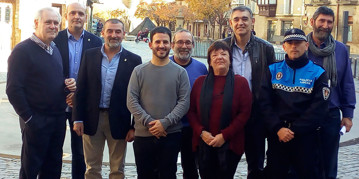 La consejera y el alcalde Andoni Lacarra posan con sus equipos