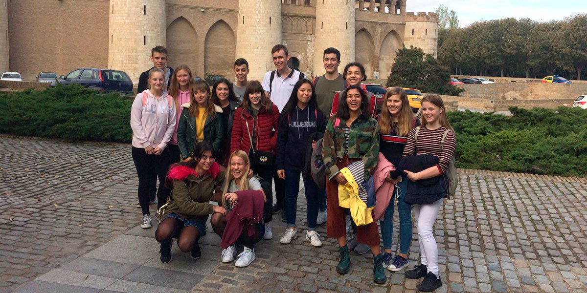 Alumnosas-en-la-Aljafería-(Zaragoza)