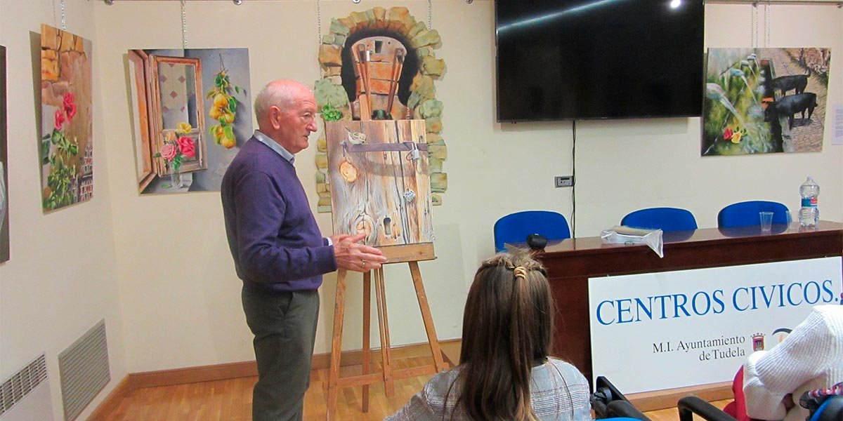 César Ridruejo en la inaguración de su exposición 'Vestigios en la despoblación' en Tudela