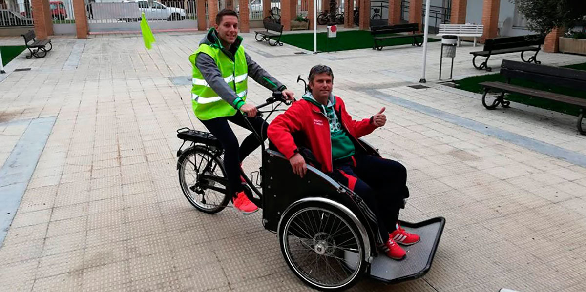 Corella pedalea sin edad de Biciclistas 3