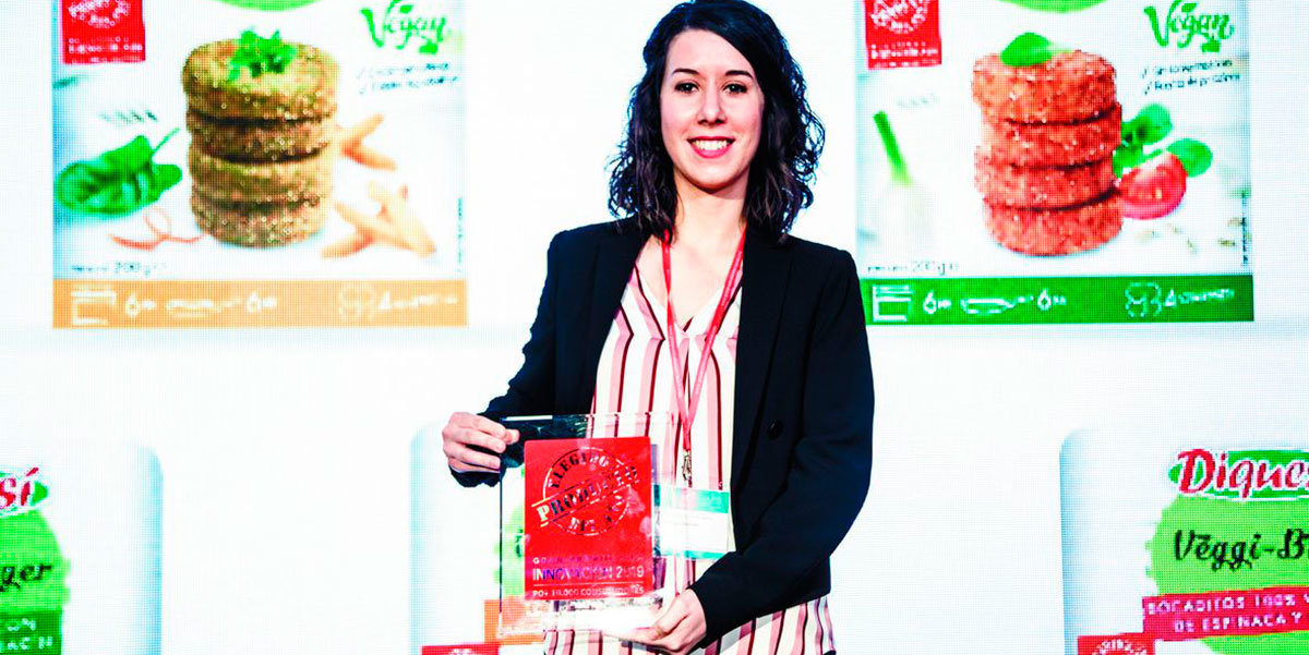 Sandra Jiménez, técnica de Marketing de Vegetales Línea Verde, sostiene el premio