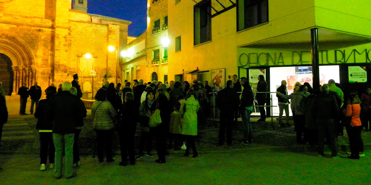 esperando-para-comenzar-visita-teatralizada-nocturna