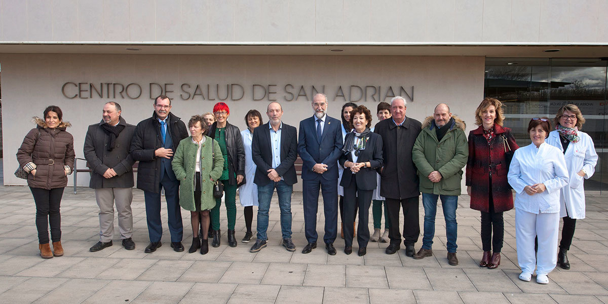 El consejero Domínguez, personal sanitario y autoridades locales, delante del C.S de San Adrián que alberga las nuevas instalaciones