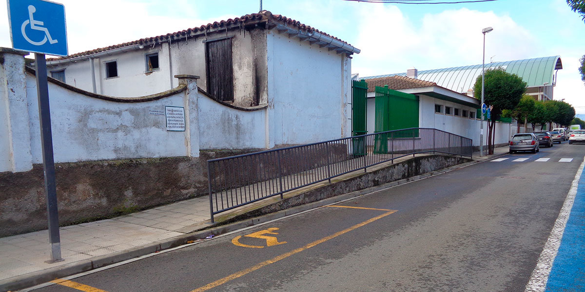 Entrada al recinto de las piscinas de Corella