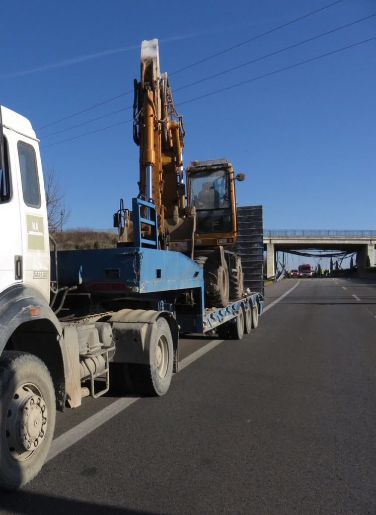 Grúa que ha ocasionado el accidente