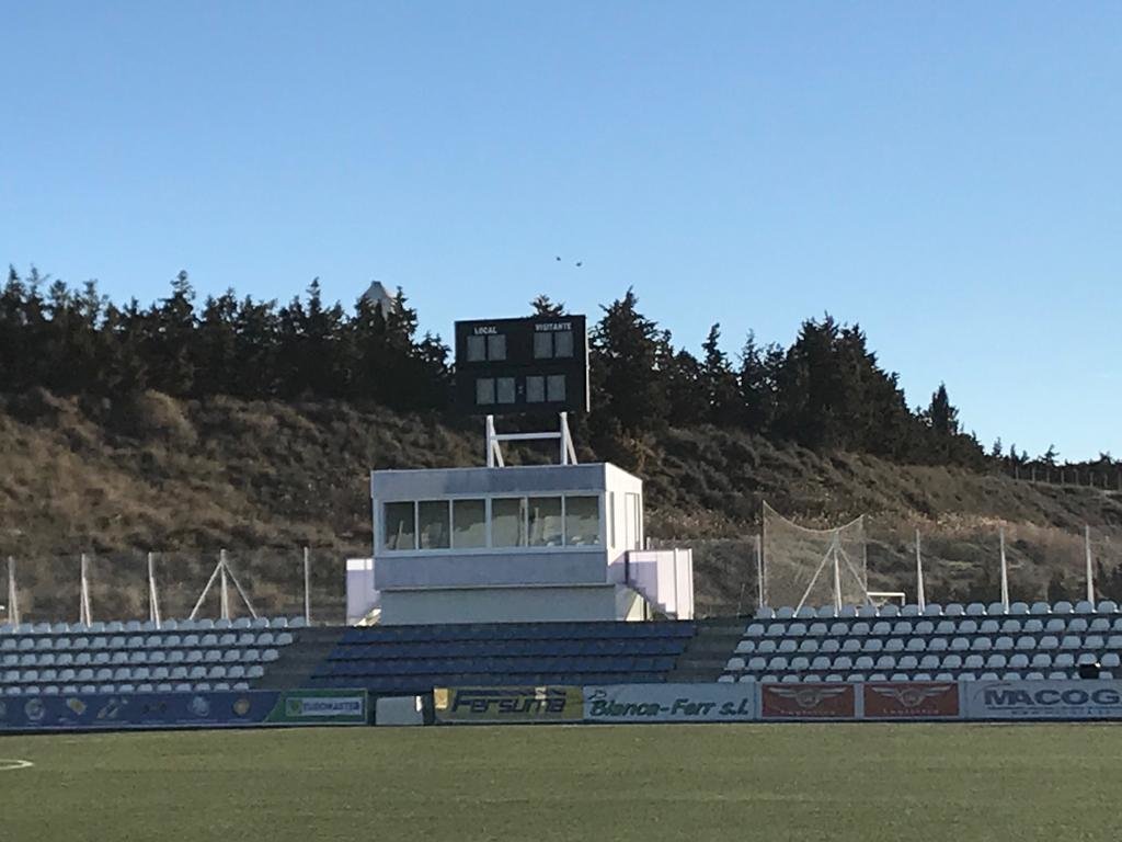 Ciudad Deportiva de Ejea gradas y marcadores