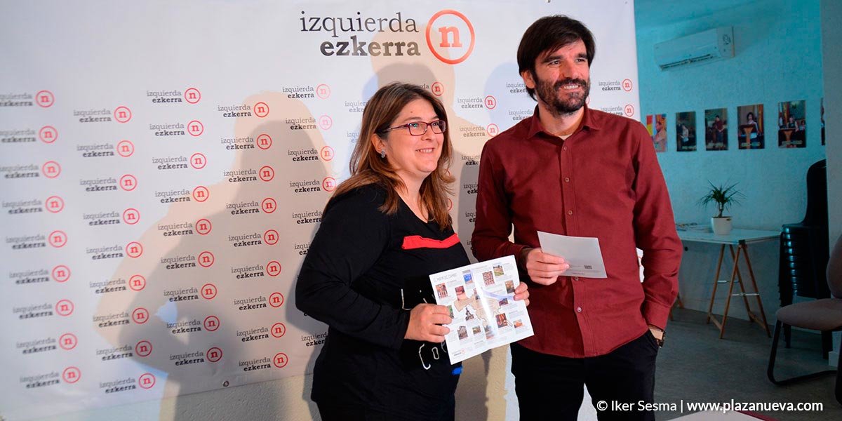 Olga Risueño y Eneko Larrarte acuerdo de Batzarre e Izquierda Unida por Izquierda Ezkerra 2