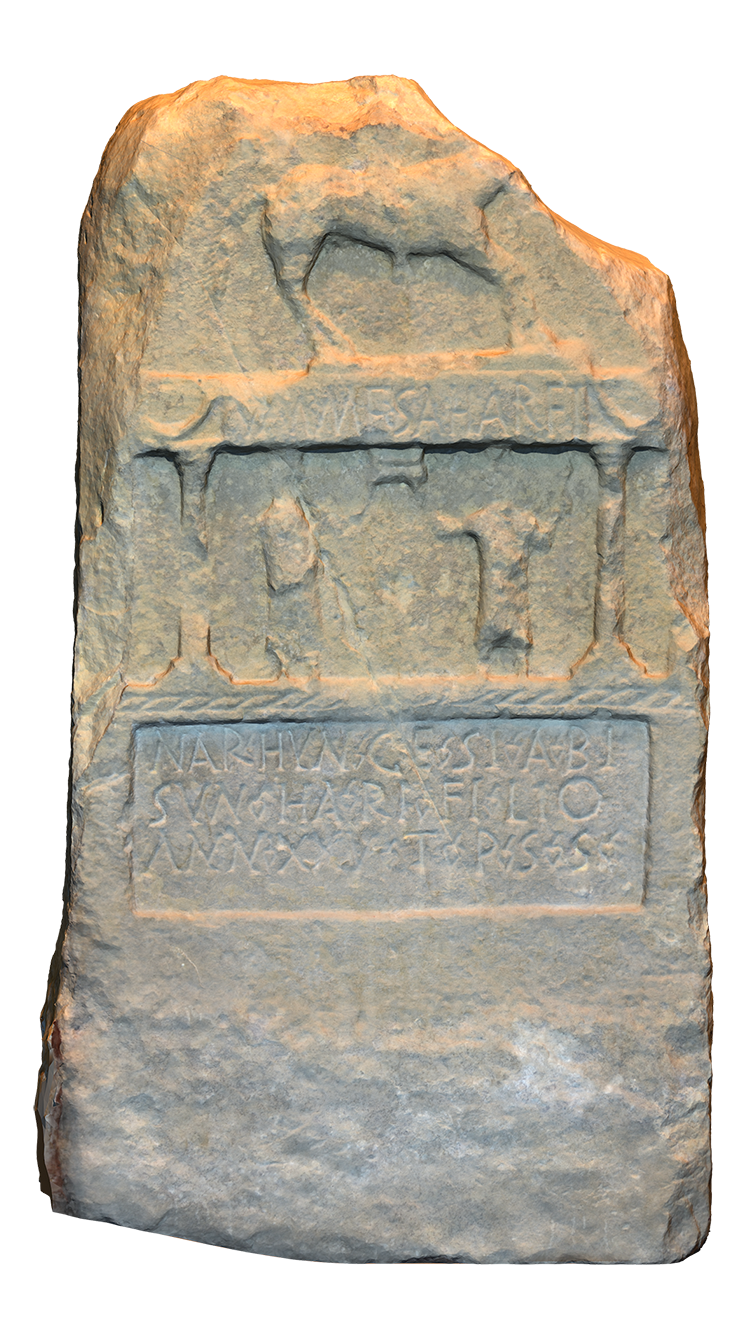 Estela funeraria romana procedente de Lerga, con nombres vascónicos (Foto Pablo Serrano)