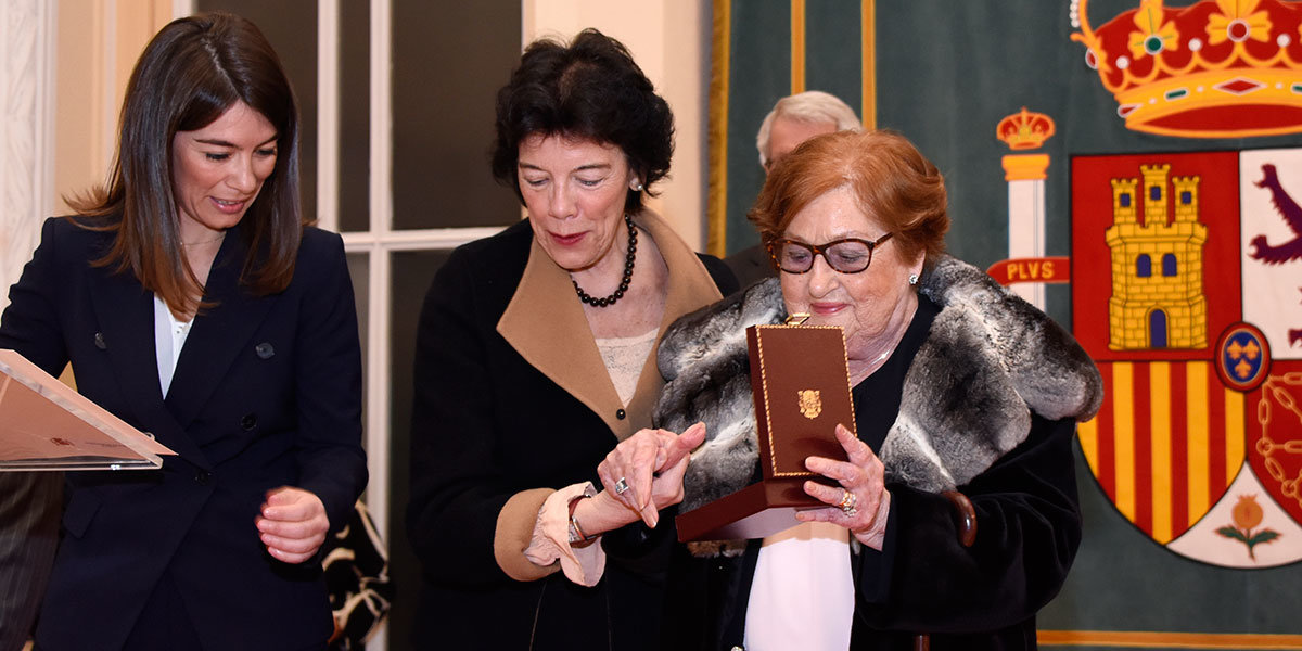 Entrega de la Cruz de la Orden Civil de Alfonso X El Sabio a María Forcada 1