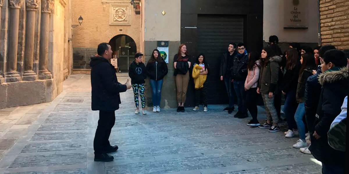 Los alumnos del Instituto Valle del Ebro pasean por los vestigios de la Tudela medieval 1