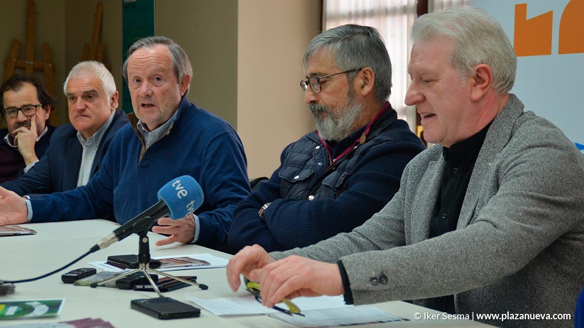 En primer término Javier Gómez y Ángel Sada, acompañados por representantes del Volatín
