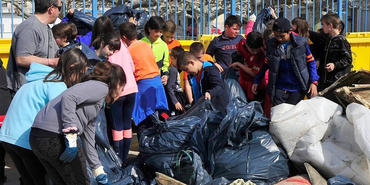 niños recigiendo basura