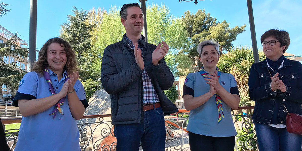 Diego Azcona junto a diferentes representantes de grupos Scout