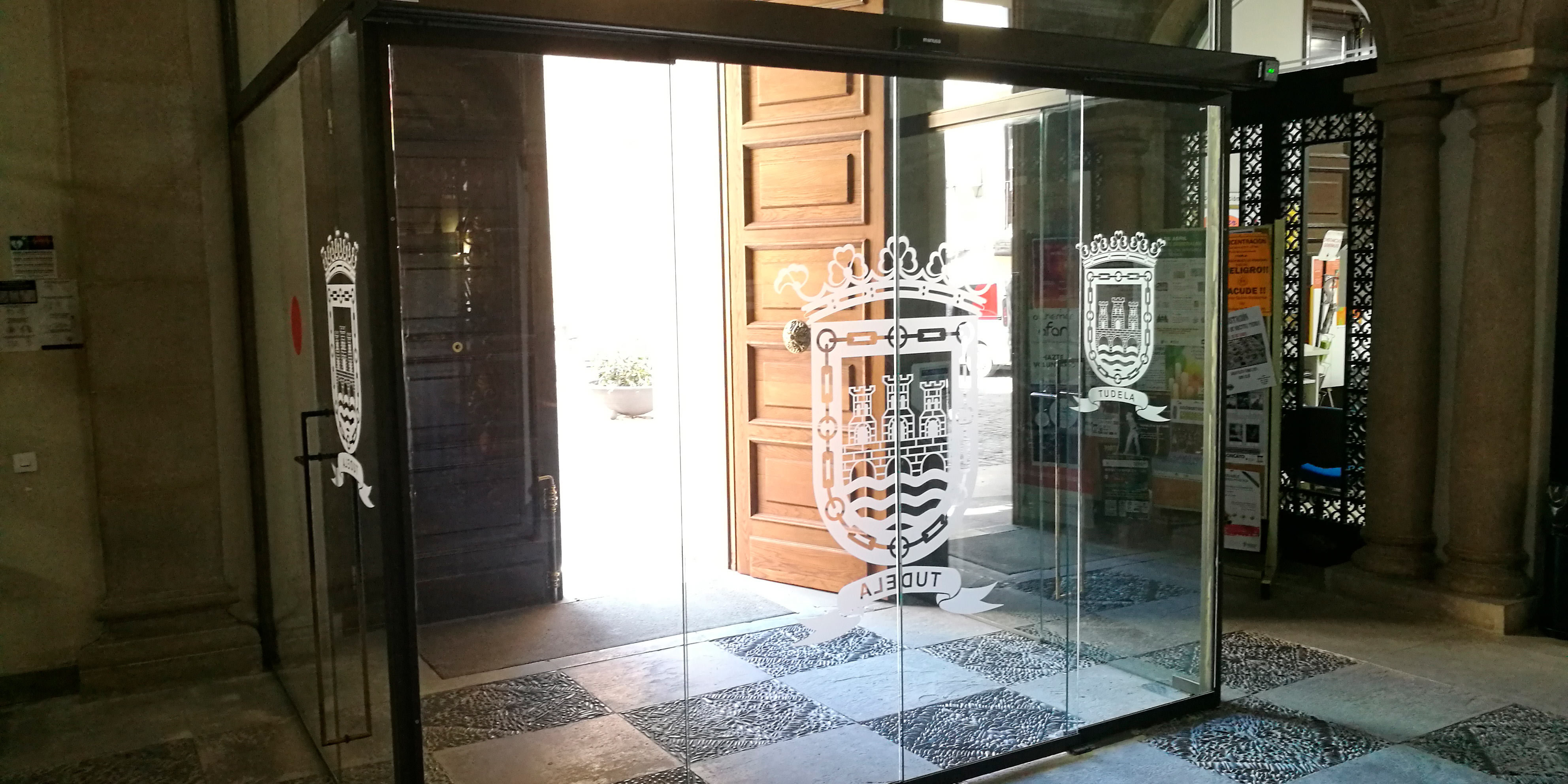 triple Compañero Mandíbula de la muerte El Ayuntamiento de Tudela instala puertas automáticas en varios edificios  municipales