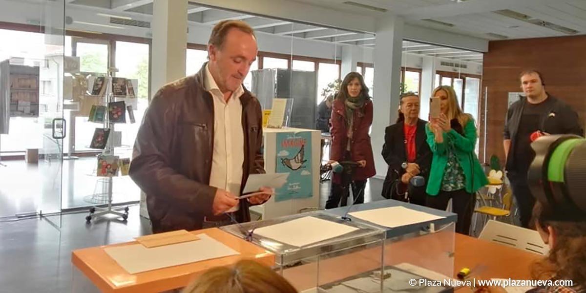 Javier Esparza votando