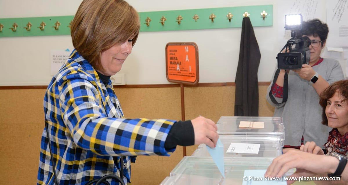 Uxue Barkos votando