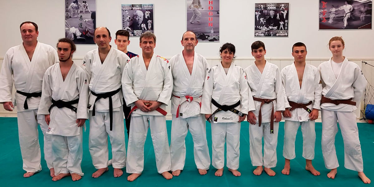 Equipo del Shogun Junto a su Maestro y el Direc. Escuela