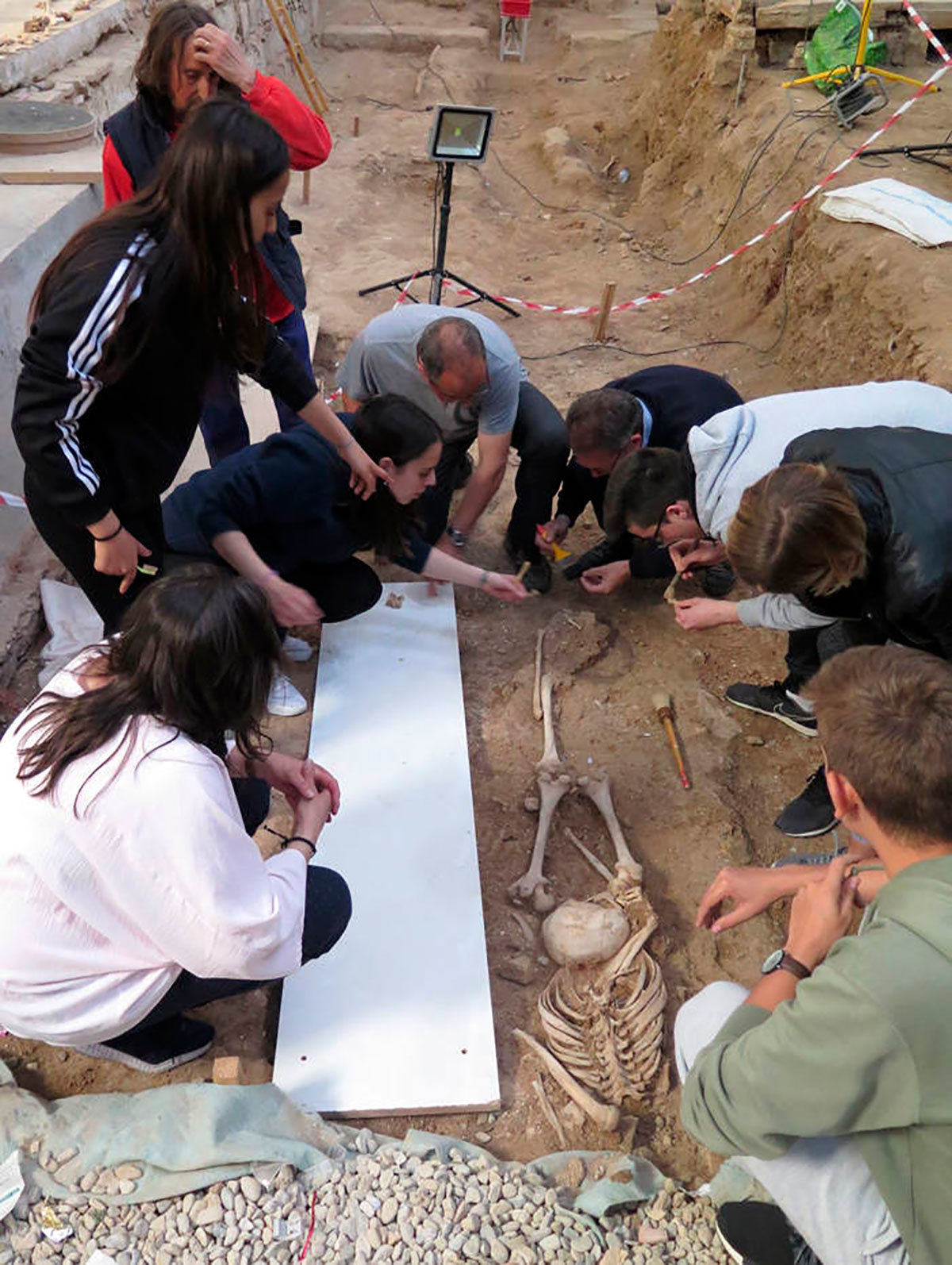 Alumnos del IES Valle del Ebro levantando el cuarto cadáver enterrado en decúbito prono el pasado 22 de mayo de 2018 en la iglesia de San Nicolás