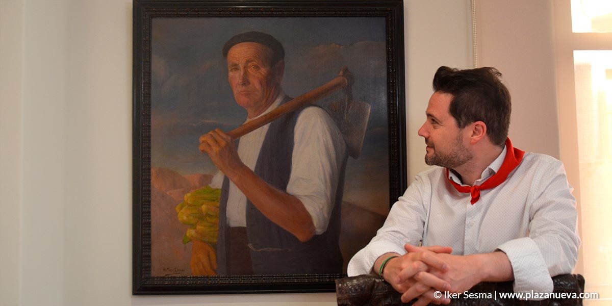 Alejandro Toquero observa el retrato de su bisabuelo, cuadro que tiene en su despacho